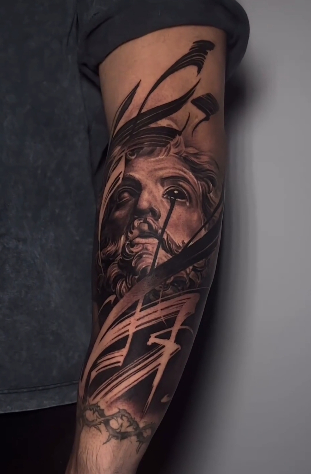Tatuaje de realismo Black & Grey realizado en JCY Tatuajes San Miguel