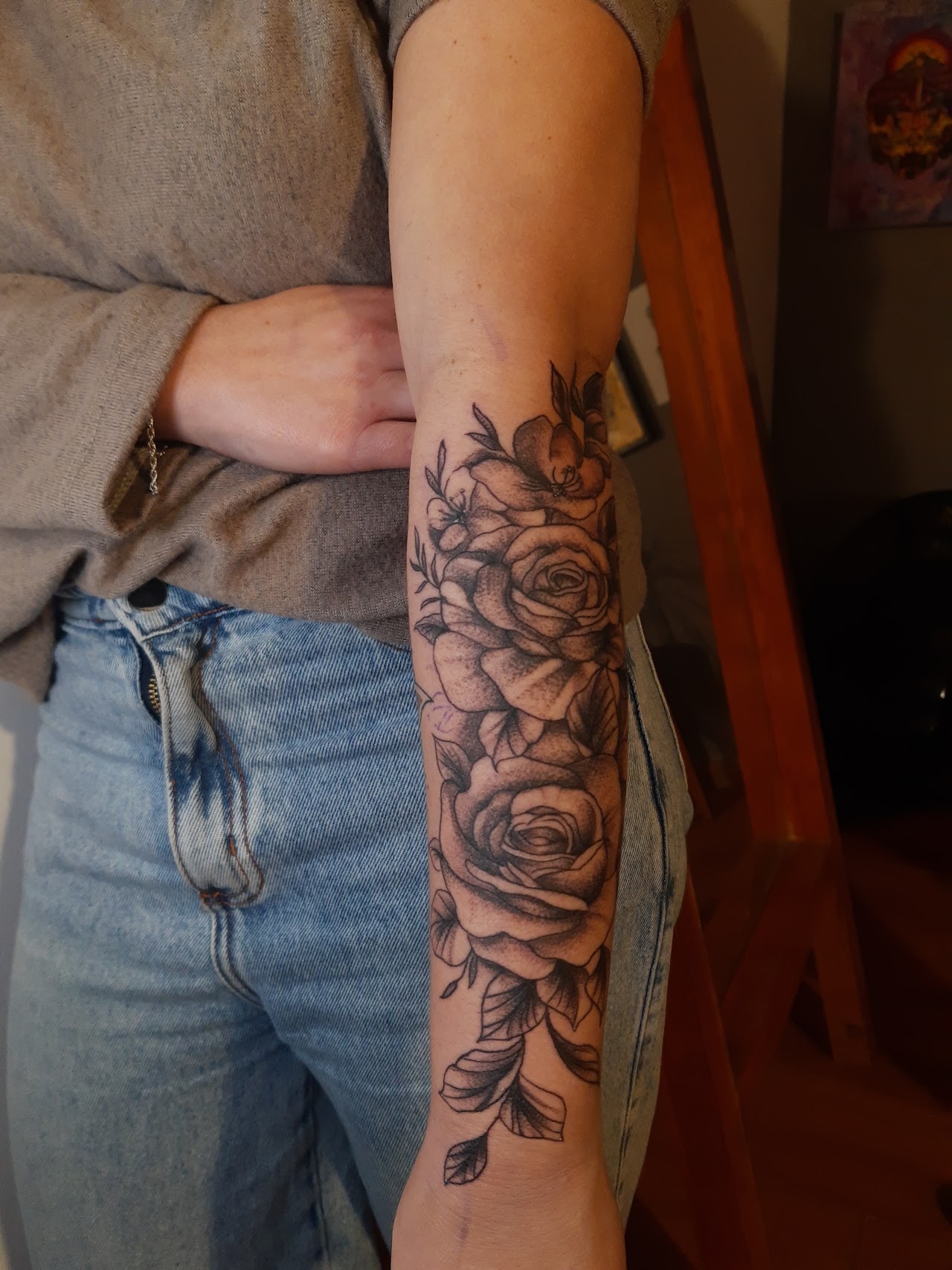 León hiperrealista tatuado en hombro y brazo
